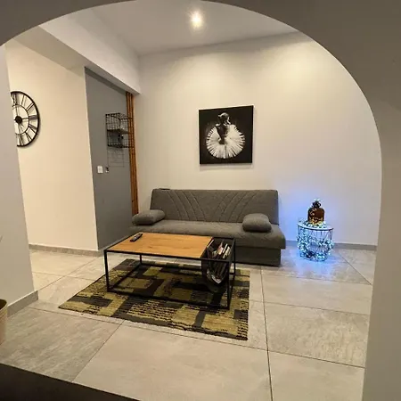 Stylish 2 Bedroom Loft With Yard Διαμέρισμα *