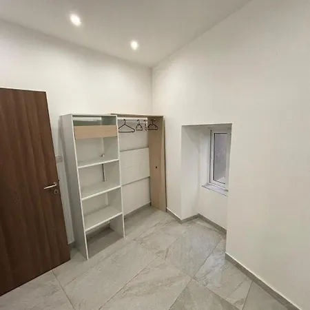 Stylish 2 Bedroom Loft With Yard Apartmán *