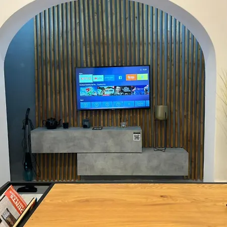 Stylish 2 Bedroom Loft With Yard Pietà