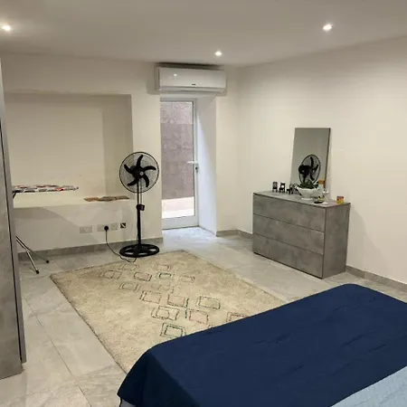 Stylish 2 Bedroom Loft With Yard