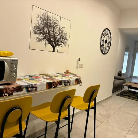 Stylish 2 Bedroom Loft With Yard Apartmán
