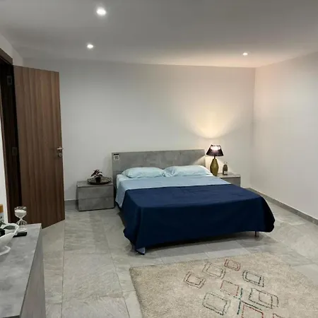 Apartmán Stylish 2 Bedroom Loft With Yard