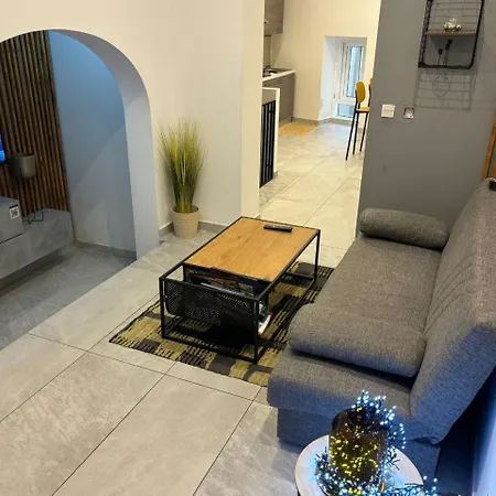 Stylish 2 Bedroom Loft With Yard Pietà