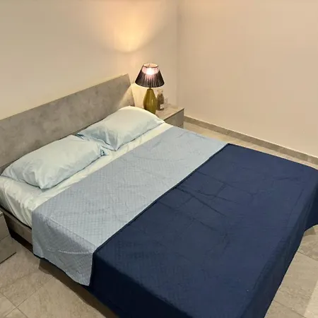 Stylish 2 Bedroom Loft With Yard Apartmán *
