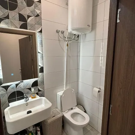 Stylish 2 Bedroom Loft With Yard Διαμέρισμα
