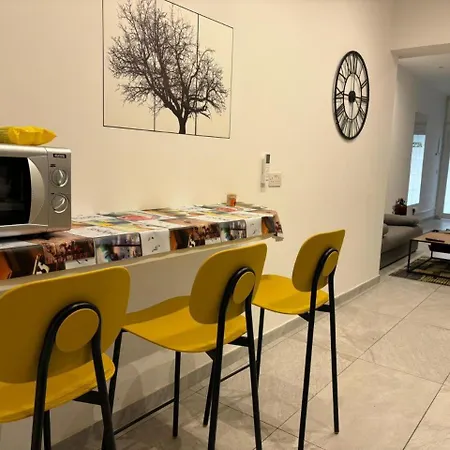 Stylish 2 Bedroom Loft With Yard *