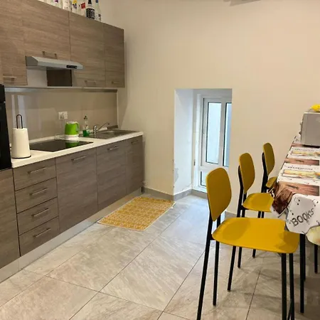 Stylish 2 Bedroom Loft With Yard Apartmán