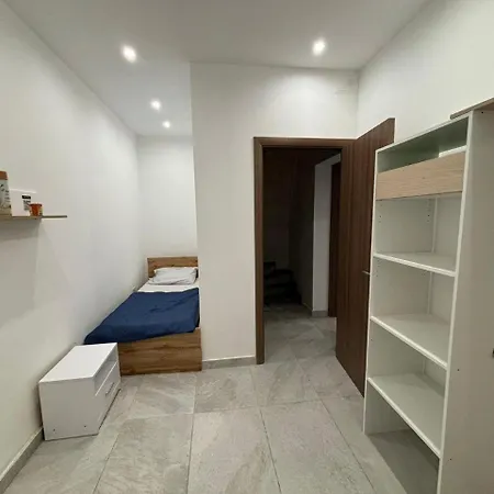 Stylish 2 Bedroom Loft With Yard *