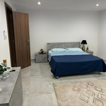Stylish 2 Bedroom Loft With Yard Pietà