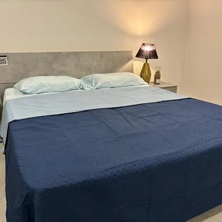 Stylish 2 Bedroom Loft With Yard